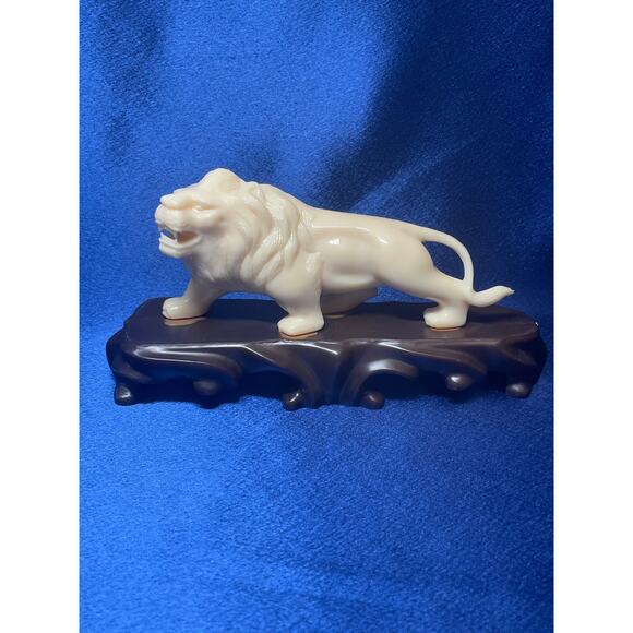 Vintage Vita Heavy Plastic White Lion on Brown Base - Picture 1 of 10